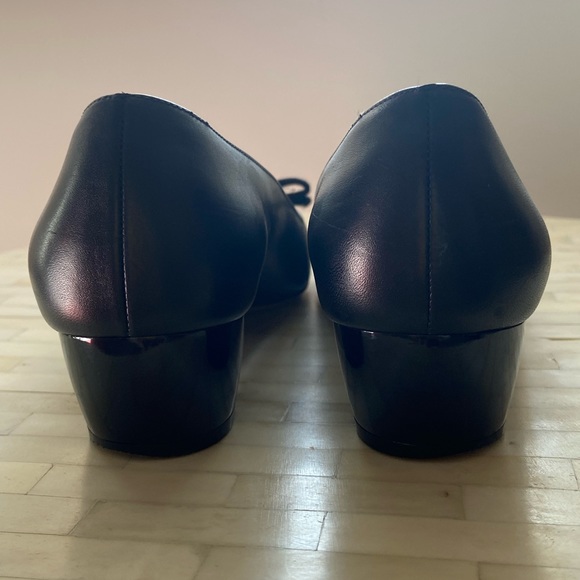 Ferragamo Vara Bow Pump - Picture 3 of 10